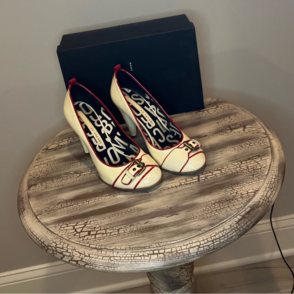 Marc Jacobs Neve Round Toe Pump